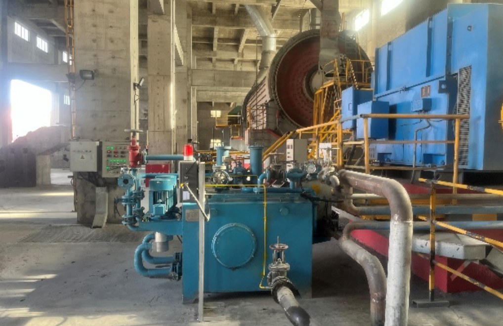 新疆中材水泥磨輥壓機減速機應用案例:智能在線油液監(jiān)測系統(tǒng)助力設備穩(wěn)定高效運行 圖1